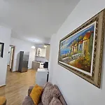Bral Plepa - Two-bedroom Beachfront Lejlighed *