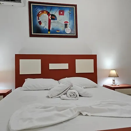 Bral Plepa - Two-bedroom Beachfront شقة