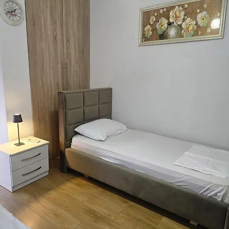 Bral Plepa - Two-bedroom Beachfront شقة